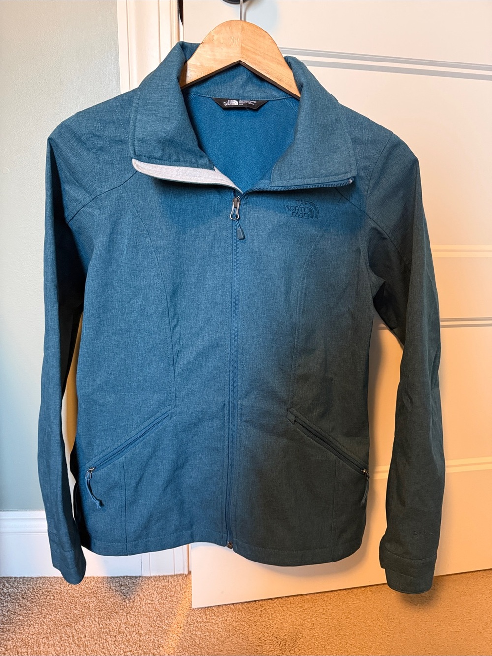 The North Face Women’s Teal-Blue Lightweight Softshell Jacket